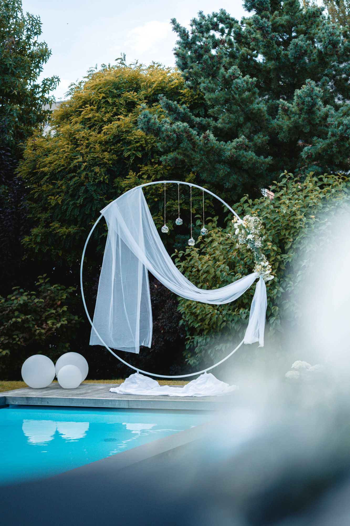 Arche cerceau blanche avec voilage devant piscine · Ballons déco · Décor de mariage qui fait rêver