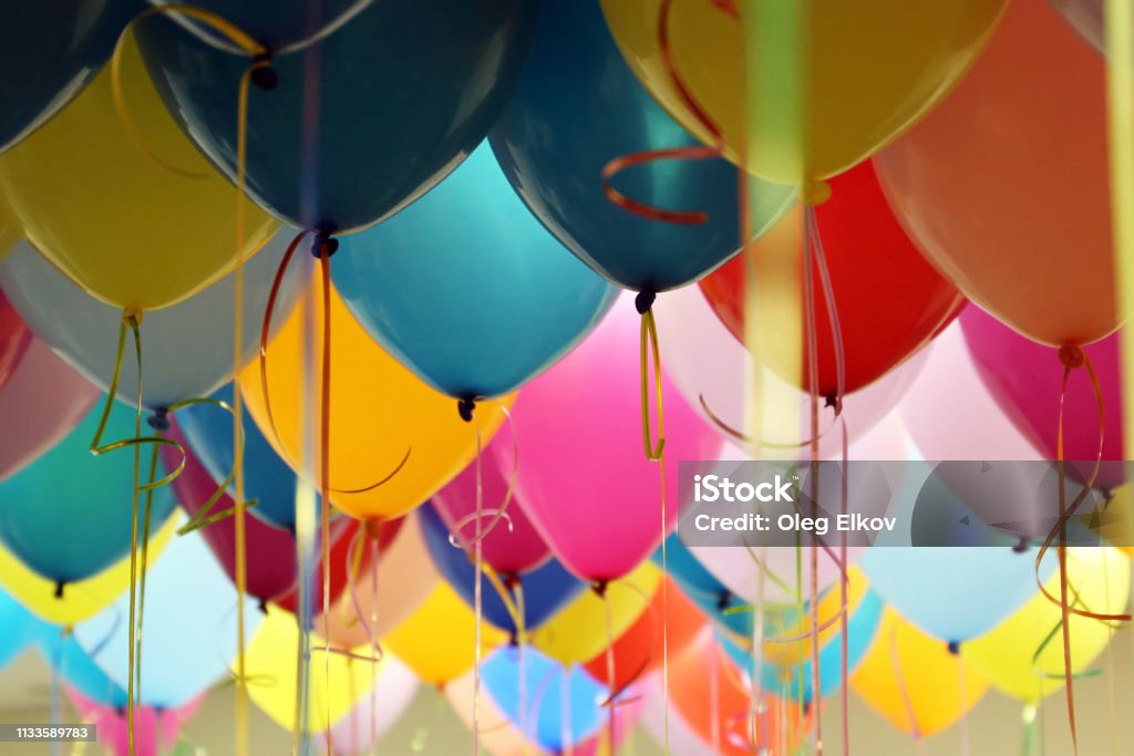 Bouquet de ballons colorés suspendus · Ballons déco · Livraison dans tout le Brabant wallon