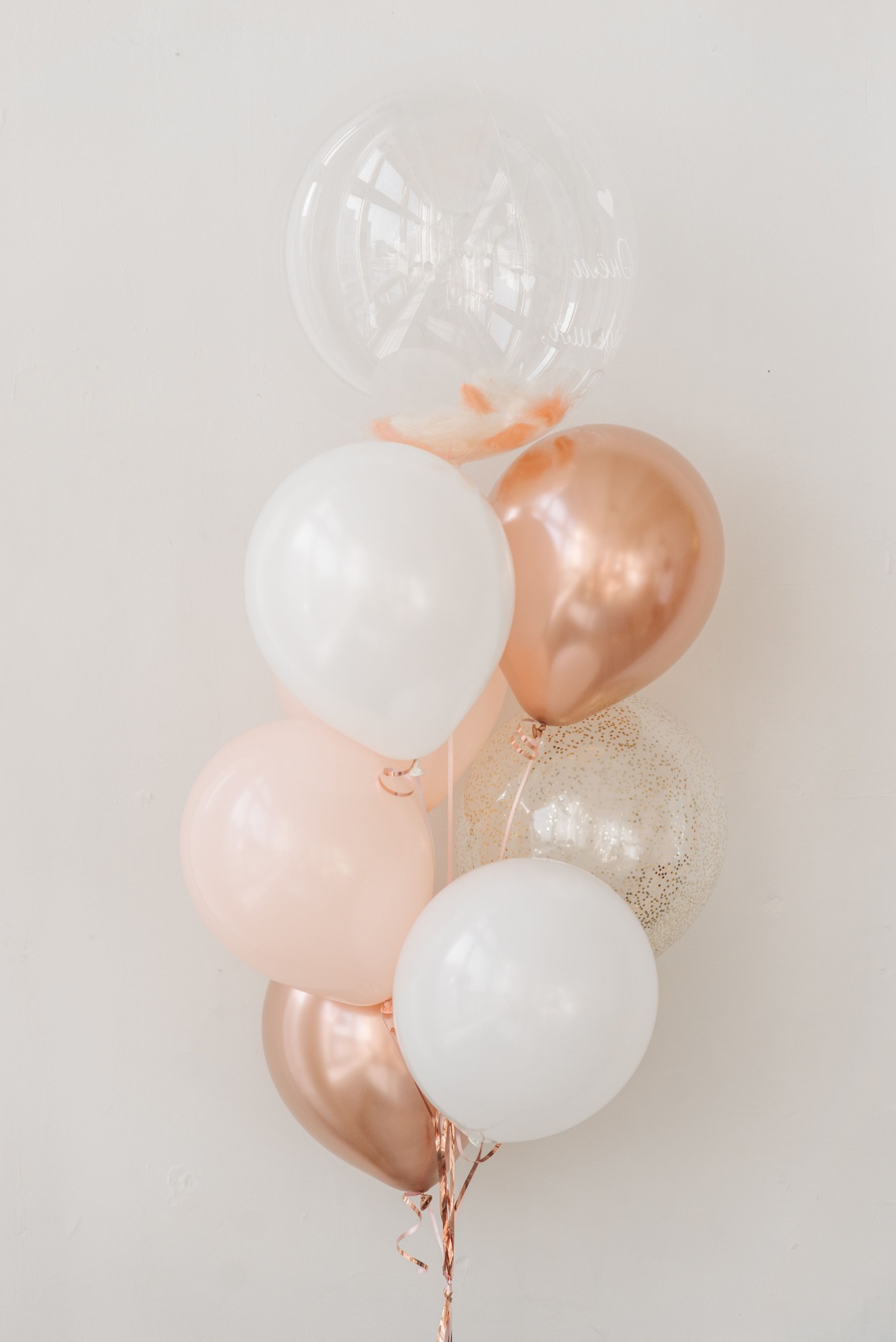 Bouquet de ballons pêche, blanc et rose gold élégant · Ballons déco · Décoration raffinée